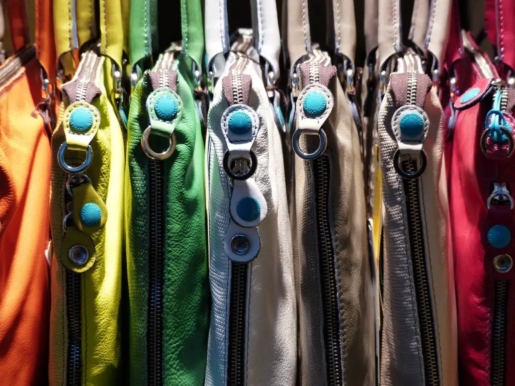 How to Organize Handbags